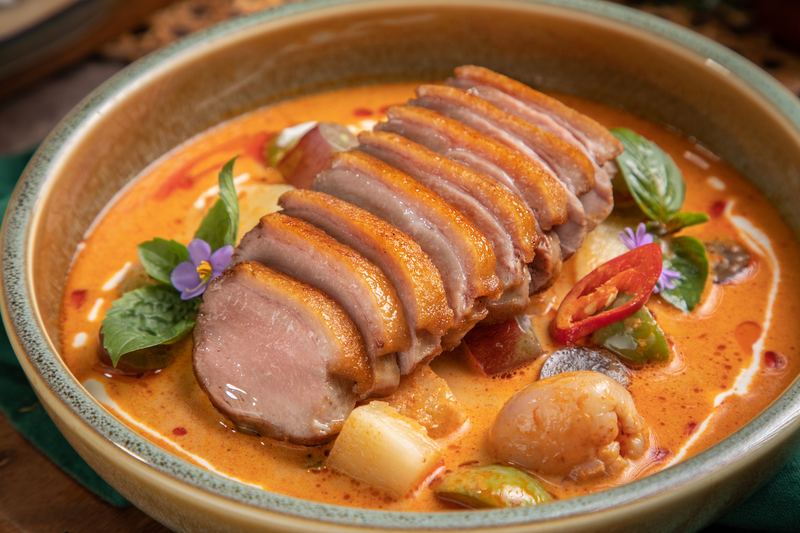 Rotes Curry mit aufgeschnittener Entenbrust