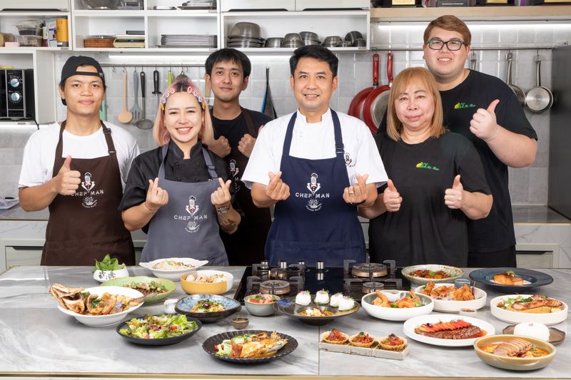 Das Team von 569 Thai in der Küche mit einer Auswahl an Gerichten